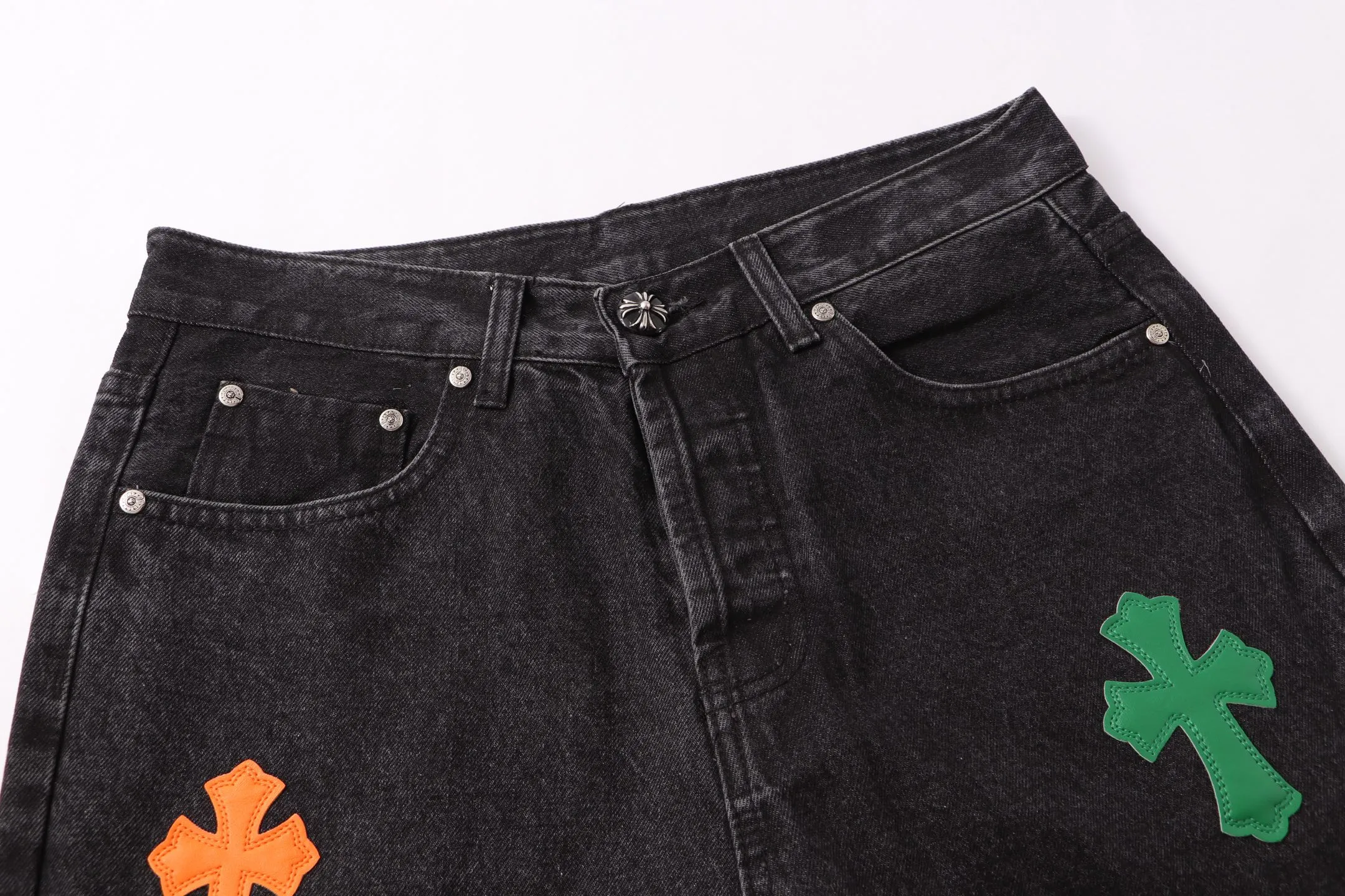 P260 Style number: H74 Croxin & 𝐂𝐡𝐫𝐨𝐦𝐞 𝐇𝐞𝐚𝐫𝐭 ss25 black leather Sanskrit fine jeans. Styles with different washed textures are very friendly to people with thin legs. The slightly flared version perfectly modifies the leg shape. The timeless and moderate length makes it easy to match and match. It is the basis for various styles and is a must-have in your wardrobe! The fabric is stiff but also makes the upper body soft without losing texture. The washing process is even more perfect. It is a must-have item for everyone! ! ! Washed wheat, hang tag, pants label, three labels complete Color: black Size: 28-30-32-34-36